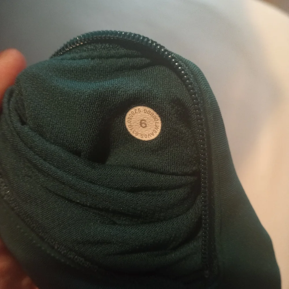 LULULEMON CROP LEGGINGS SIZE 6